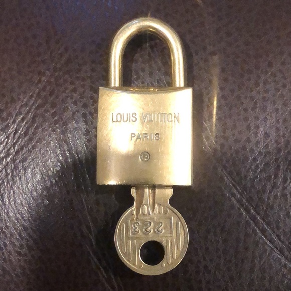 Vintage LV Louis Vuitton Padlock Lock & Key 223 - Picture 3 of 10